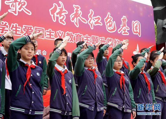 5月2日,参加活动的学生在主题升旗仪式上行少先队礼.
