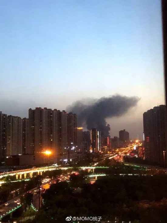 昨晚西安北郊一仓库发生大火 现场浓烟滚滚