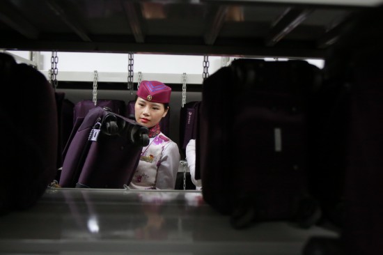 五四青年节前夕 探秘90后高铁列车长的一天