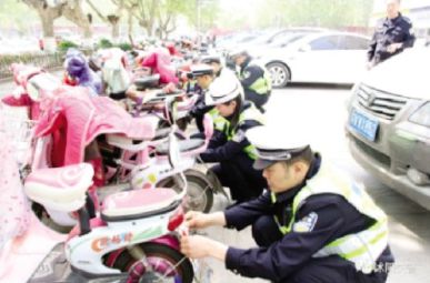 沭阳实施电动车亮尾行动 提升群众出行安全