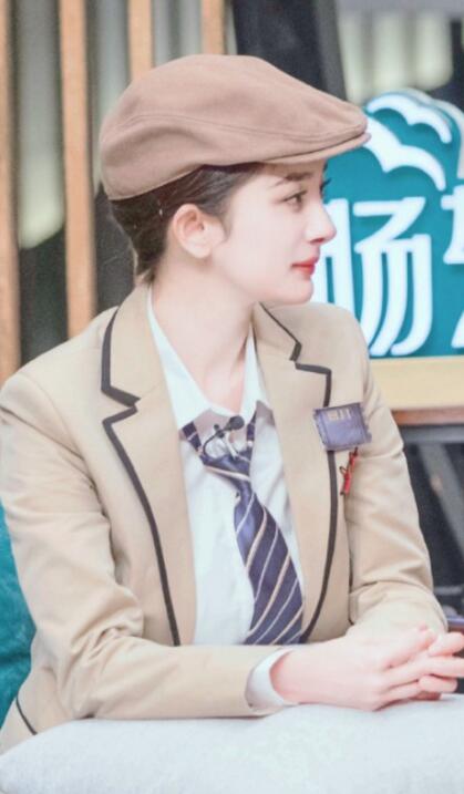 杨幂复古男装造型曝光 贝雷帽咖色制服清爽帅