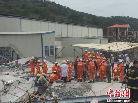 福建莆田在建房发生坍塌事故致1死12伤 仍有4