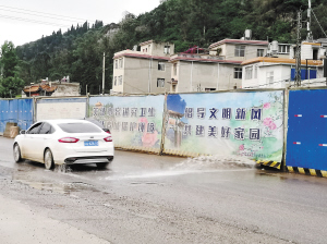 昆明春雨路一工地往街上乱排水 市民趟积水行