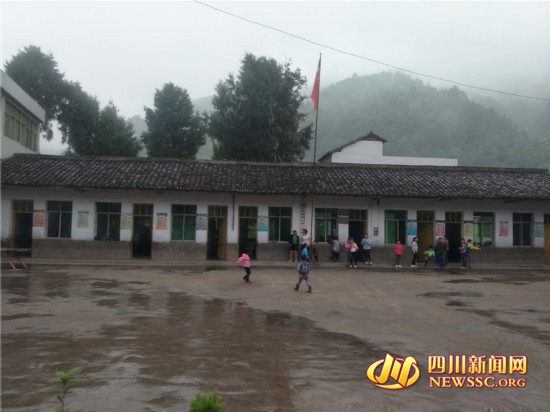 15岁哥哥抱9岁妹妹上学 大巴山里最温暖的风景