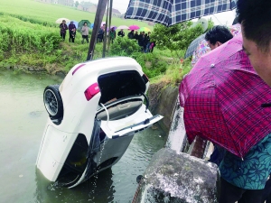 盐城盐都一汽车倒扣河中 村民破窗救人