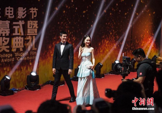 北京大学生电影节众女星红毯斗艳 杨幂周迅获奖