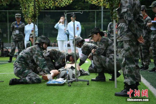 重庆医护人员着迷彩服进行野战救护技能竞赛