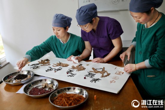 衢州:多才天使 中药作画