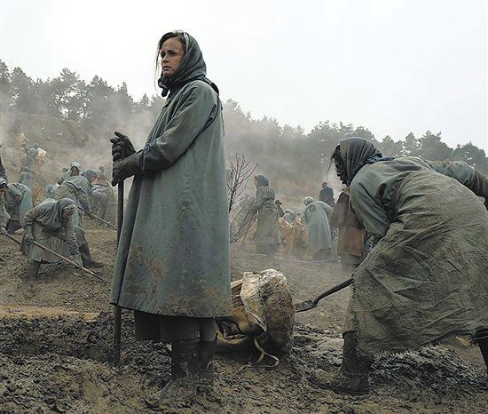 剧中的殖民地犹如人间地狱