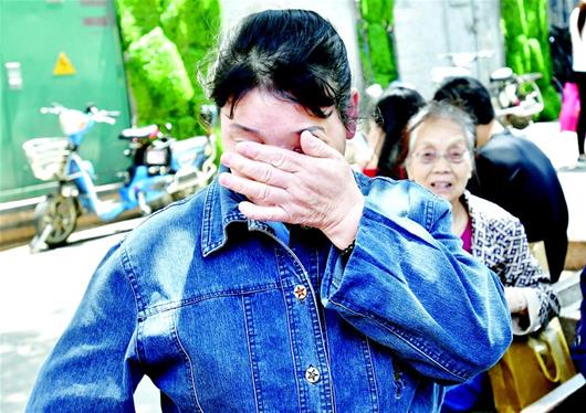 一群男女对环卫工无理抖狠 视频引网友义愤