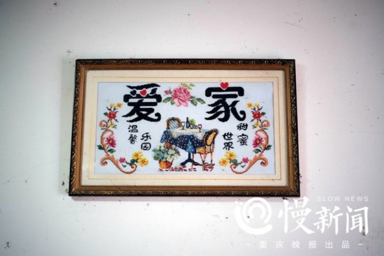 没有双手怎么活?他干活抽烟数钱样样行,还娶了