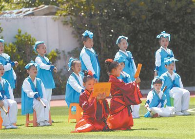 南京建邺举办小学素质教育成果展 展演啦啦操