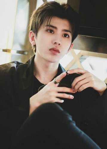 蔡徐坤黑色风衣配墨镜现身机场 霸道总裁范儿