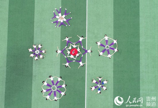 贵州松桃:创意毕业照 留住美好记忆