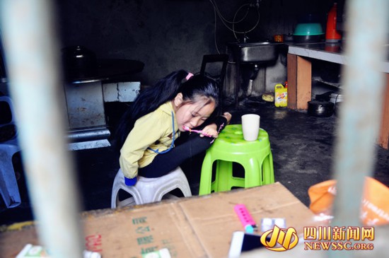 四川"00后"凳子女孩先天患疾 "脚怀绝技"穿针,吃饭,写字自己照顾自己
