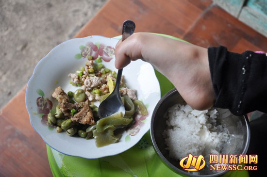 四川00后凳子女孩先天患疾 脚怀绝技穿针、