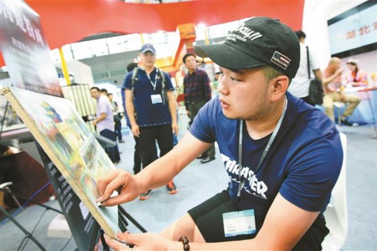 民间手工艺人深圳文博会上秀绝活