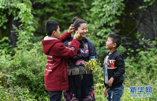 慈母手中线 绣得家团圆