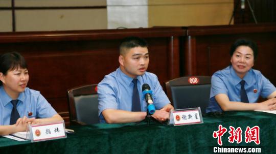 湖南青年检察官勇斗持枪歹徒:没想太多 必须抓