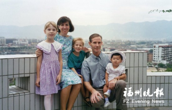 A photo taken in 1996 shows Kexin and her adoptive family in Fuzhou, Fujian Province. [Photo: Fuzhou Evening News]