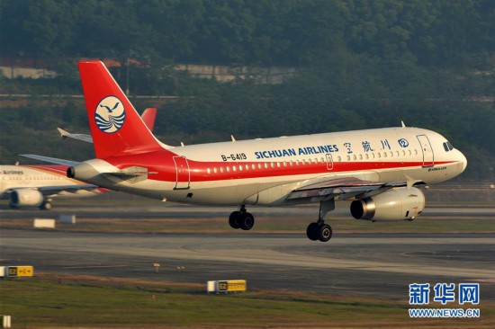 川航一航班因机械故障备降成都 两名机组人员