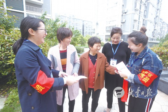 盐城大丰区朝阳社区工作人员走访慰问困难群众