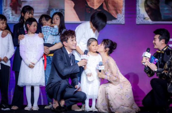 黃奕亮相天使寶貝慈善晚宴 為愛助力籌款1648萬元