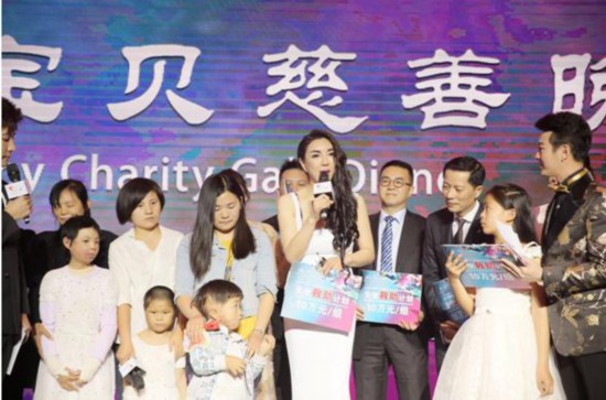黃奕亮相天使寶貝慈善晚宴 為愛助力籌款1648萬元