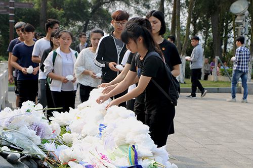 百色学院师生祭奠革命英烈,传承光荣革命传统