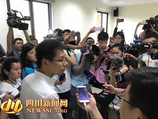 川航航班安全备降最新情况:副驾驶面部擦伤 乘