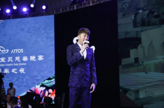 黃奕亮相天使寶貝慈善晚宴 為愛助力籌款1648萬元