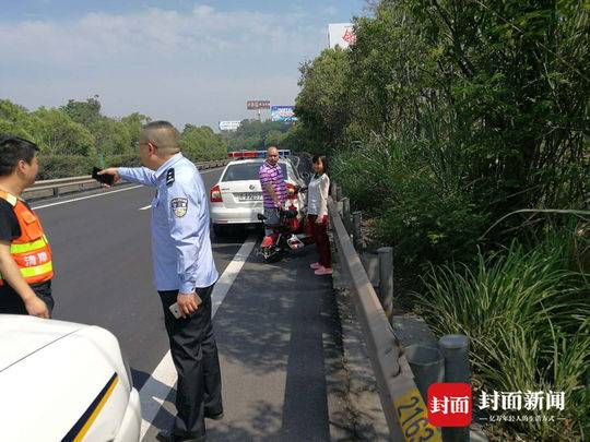 民警惊呆!载未婚妻去领结婚证 男子骑电动车高