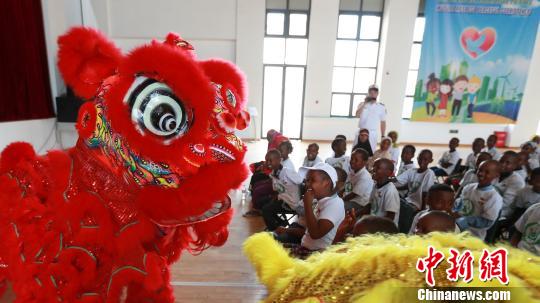 吉布提百余名小学生参观我驻吉布提保障基地