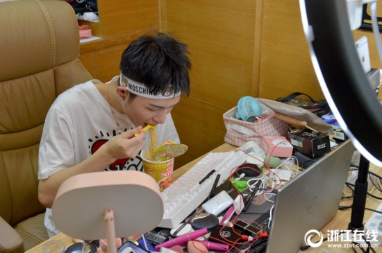 95后男主播反串教美妆 扮萌妹装御姐引男粉丝