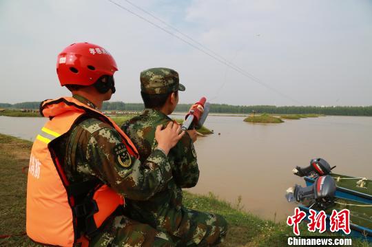 湖北孝感防汛抢险军地联合演练 实战上演孤岛
