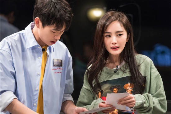 杨幂《我是大侦探》饰两角震全场 何炅白敬亭