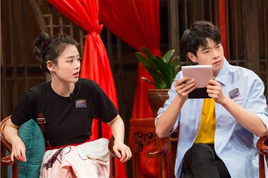 杨幂《我是大侦探》饰两角震全场 何炅白敬亭