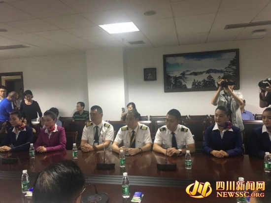 川航3U8633航班备降始末:风挡玻璃破裂 失压导