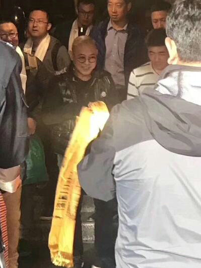 55岁李连杰现身被喊爷爷 光头驼背显苍老