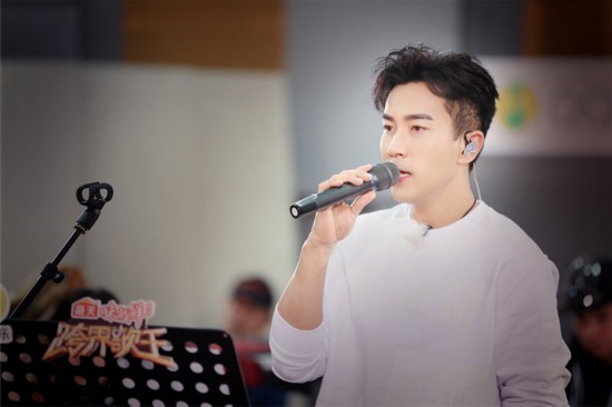 《跨界歌王》刘恺威深情现唱 现场自曝夺初吻