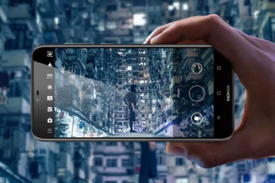 诺基亚X6:首个专供中国市场刘海屏手机