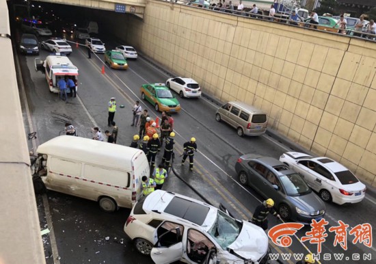 玉祥门越野车失控撞向面包车致2死6伤 司机或