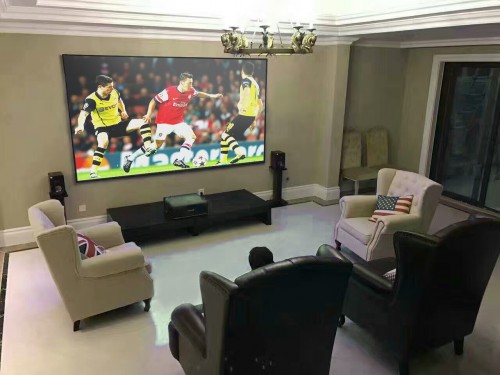 小帅激光电视影院助威球迷热情拥抱世界杯