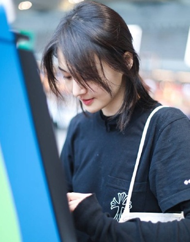 郑爽素颜现身机场 暖心为粉丝买机票狂圈粉!