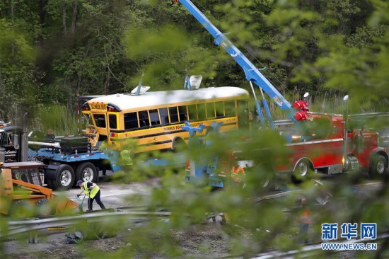 美國一校車與卡車相撞