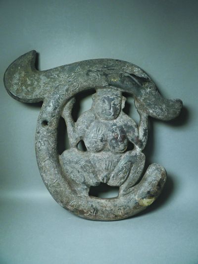 黑色皮壳裹藏着和田玉