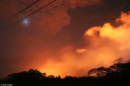 夏威夷火山持续喷发 火山灰蔓延致2000人疏散