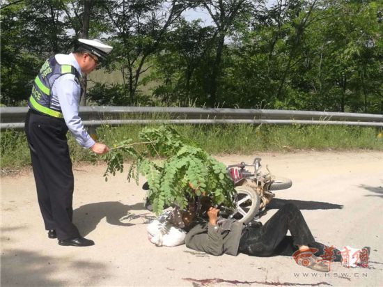 铜川一老人遇车祸骨折不能动 民警折树枝为其