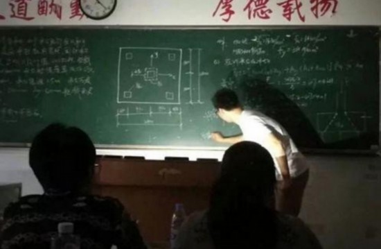 教学楼突然停电 宿迁一老师用手机照明继续上课成“网红”