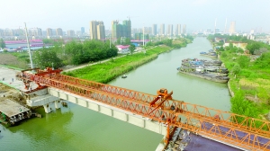 淮安内环高架西安路里运河桥完成首片T梁安装